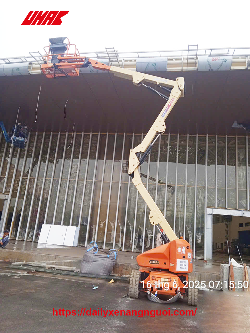 Xe nâng người cần gấp khúc