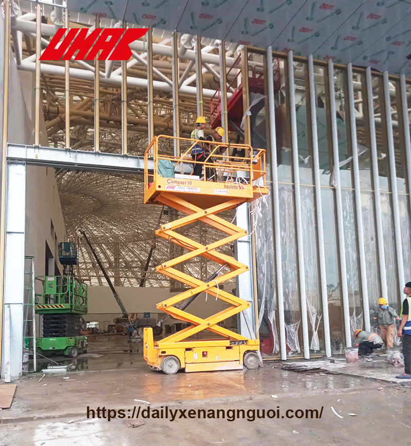 Xe nâng người cắt kéo