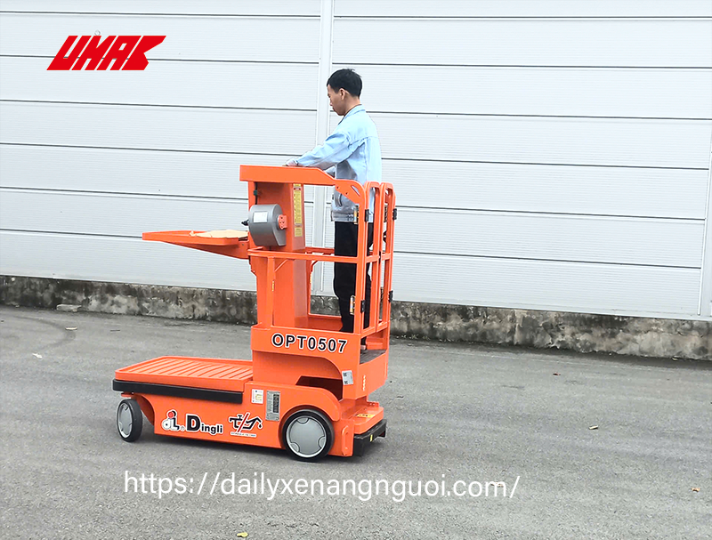 Kỹ thuật viên hướng dẫn khách hàng kiểm tra toàn bộ xe trước khi khởi động: