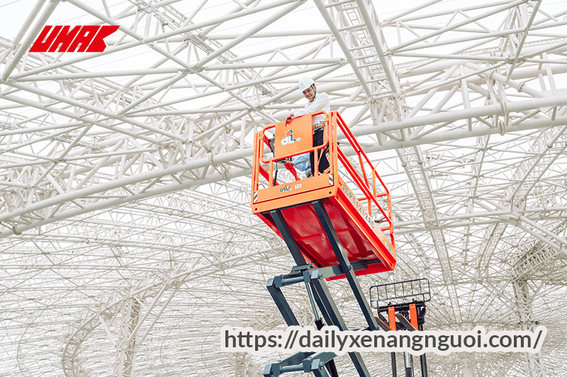 Trình diễn dòng xe nâng người cắt kéo điện